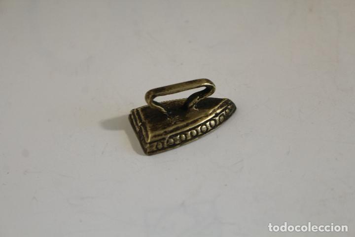 Antig&uuml;edades: plancha miniatura de bronce - Foto 3