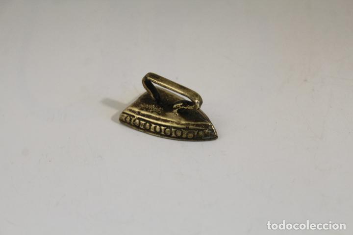 Antig&uuml;edades: plancha miniatura de bronce - Foto 1