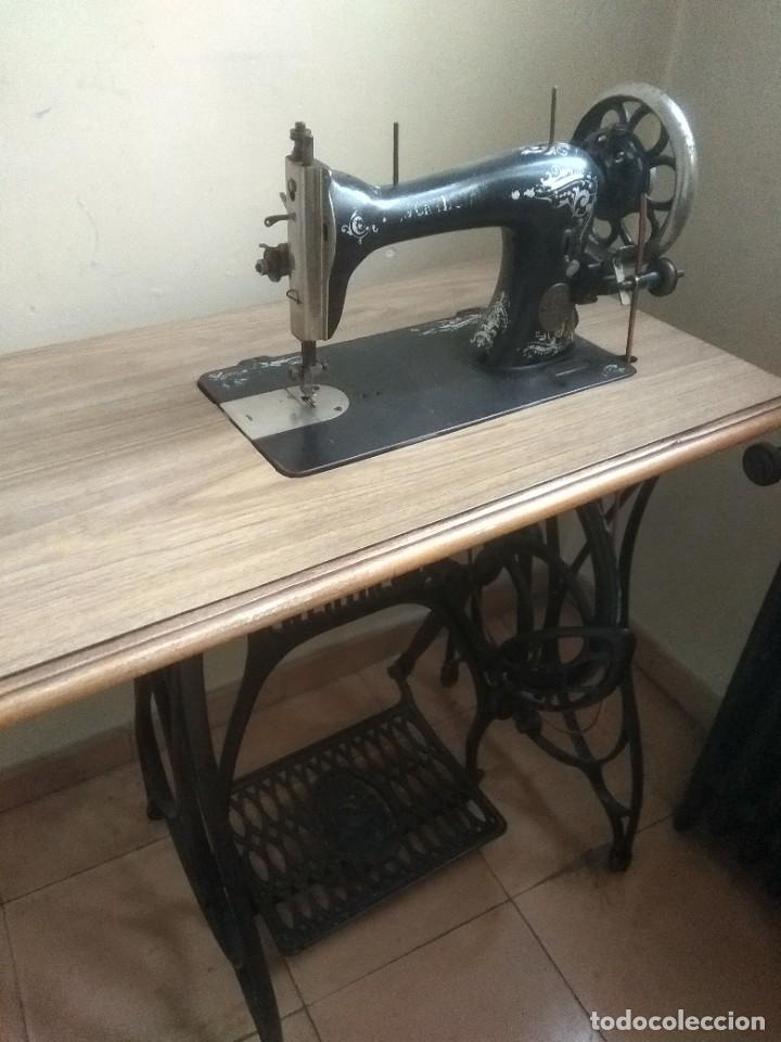 Antig&uuml;edades: Maquina de coser - Foto 1
