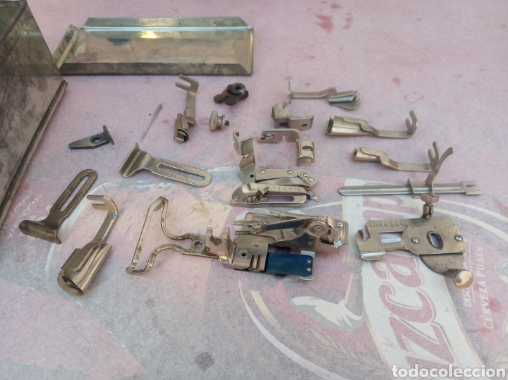 Antig&uuml;edades: Set de piezas m&aacute;quina de coser singer - Foto 1