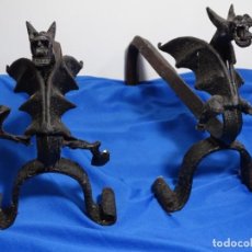Antigüedades: DOS MORILLOS DE DRAGONES GAUDIANOS EN FORJA DE HIERRO.. Lote 227272845