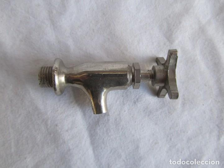 Antig&uuml;edades: Peque&ntilde;o grifo de metal blanco - Foto 2