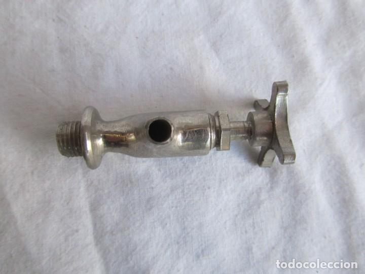 Antig&uuml;edades: Peque&ntilde;o grifo de metal blanco - Foto 3