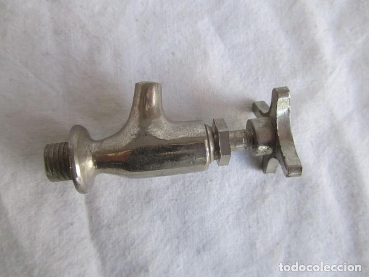 Antig&uuml;edades: Peque&ntilde;o grifo de metal blanco - Foto 4
