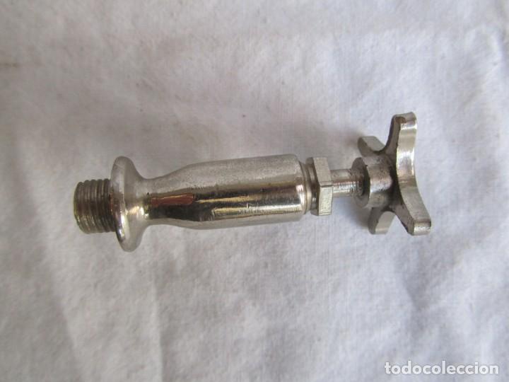 Antig&uuml;edades: Peque&ntilde;o grifo de metal blanco - Foto 5