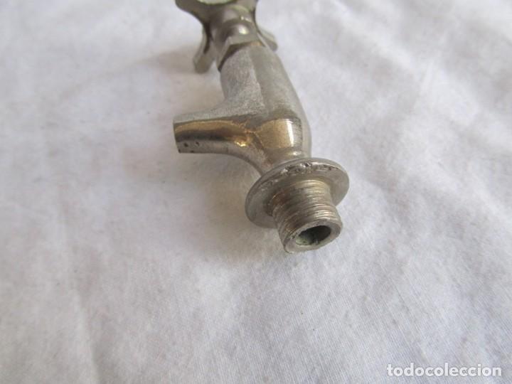 Antig&uuml;edades: Peque&ntilde;o grifo de metal blanco - Foto 6