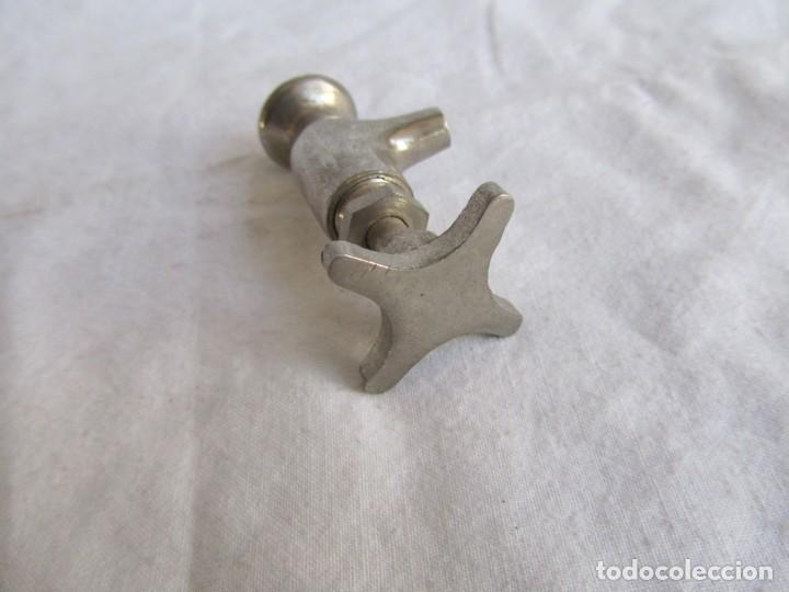 Antig&uuml;edades: Peque&ntilde;o grifo de metal blanco - Foto 7