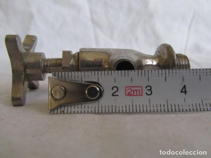 Antig&uuml;edades: Peque&ntilde;o grifo de metal blanco - Foto 10