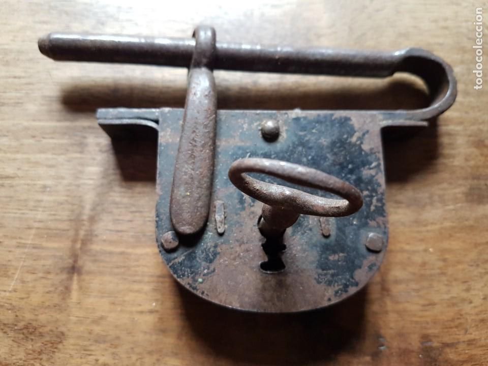 Antig&uuml;edades: Antiguo candado de forja de porton - Foto 1