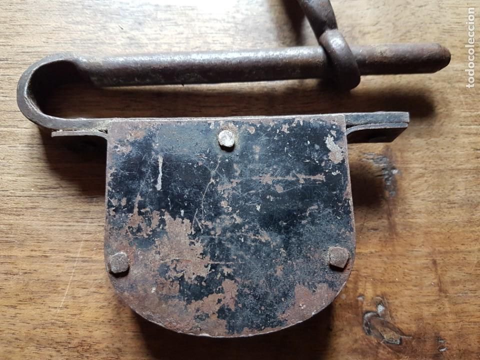 Antig&uuml;edades: Antiguo candado de forja de porton - Foto 3