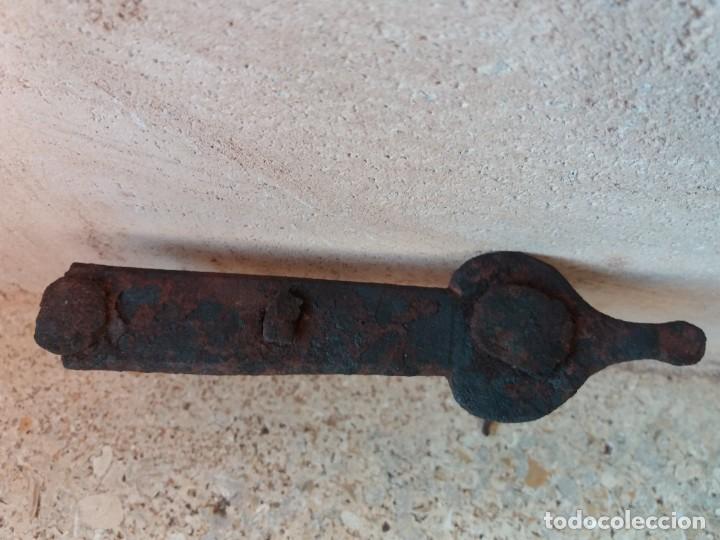 Antig&uuml;edades: Antigua bisagra de hierro forjado - Foto 1