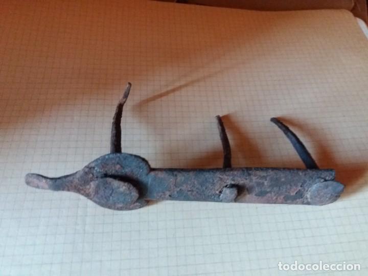 Antig&uuml;edades: Antigua bisagra de hierro forjado - Foto 2