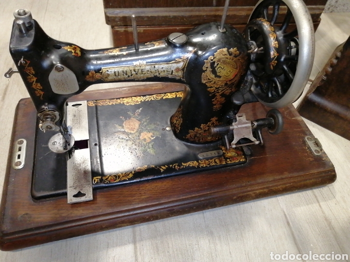 Antig&uuml;edades: M&aacute;quina de coser Universal - Foto 3
