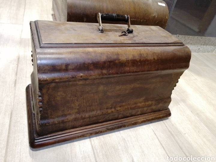 Antig&uuml;edades: M&aacute;quina de coser Universal - Foto 1