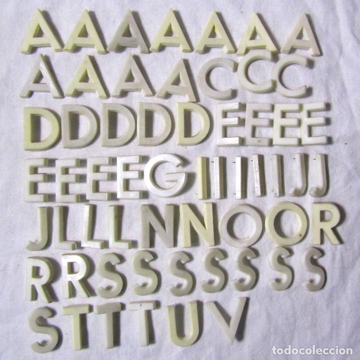 Antig&uuml;edades: Conjunto de letras de pl&aacute;stico para carteles - Foto 1