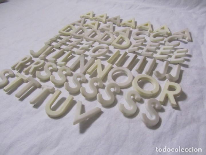 Antig&uuml;edades: Conjunto de letras de pl&aacute;stico para carteles - Foto 2