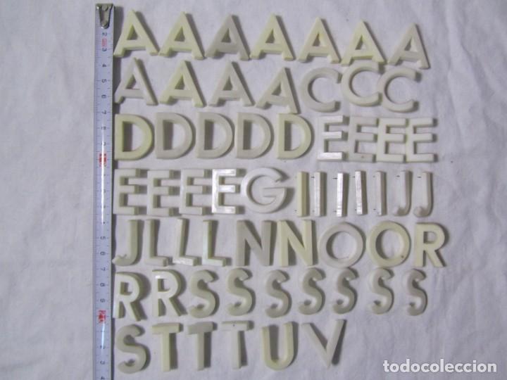 Antig&uuml;edades: Conjunto de letras de pl&aacute;stico para carteles - Foto 3