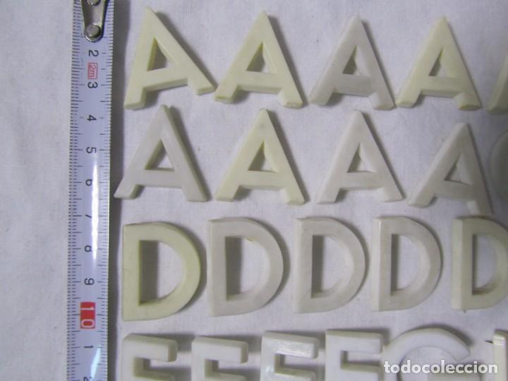 Antig&uuml;edades: Conjunto de letras de pl&aacute;stico para carteles - Foto 4