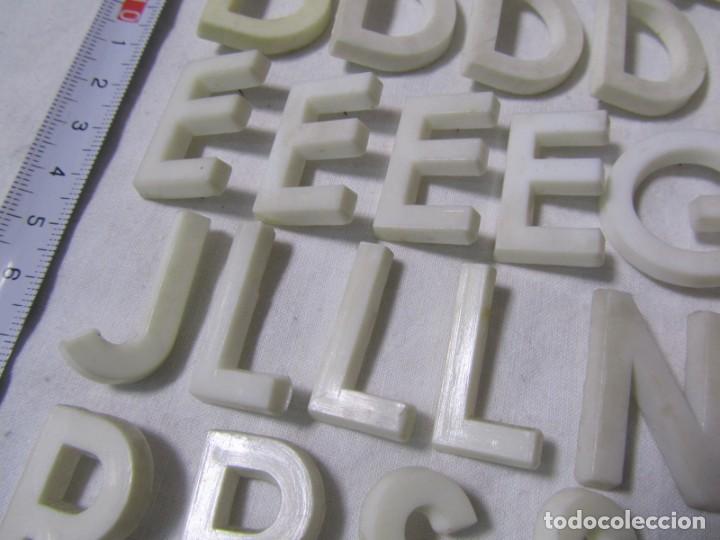 Antig&uuml;edades: Conjunto de letras de pl&aacute;stico para carteles - Foto 5