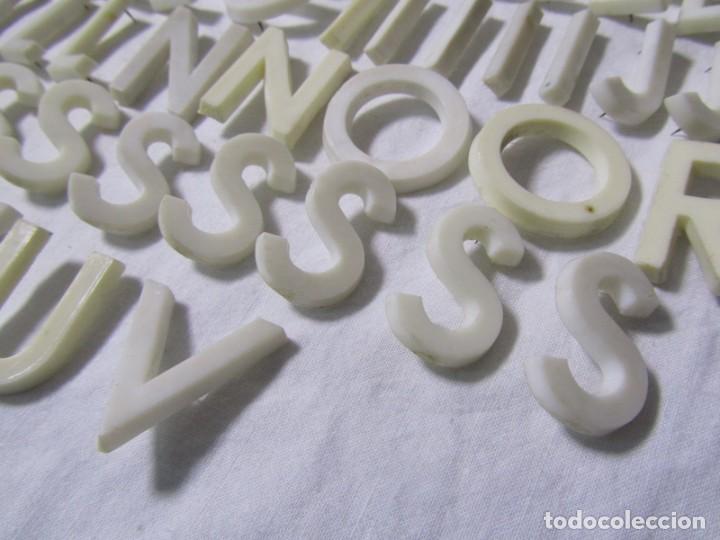Antig&uuml;edades: Conjunto de letras de pl&aacute;stico para carteles - Foto 6