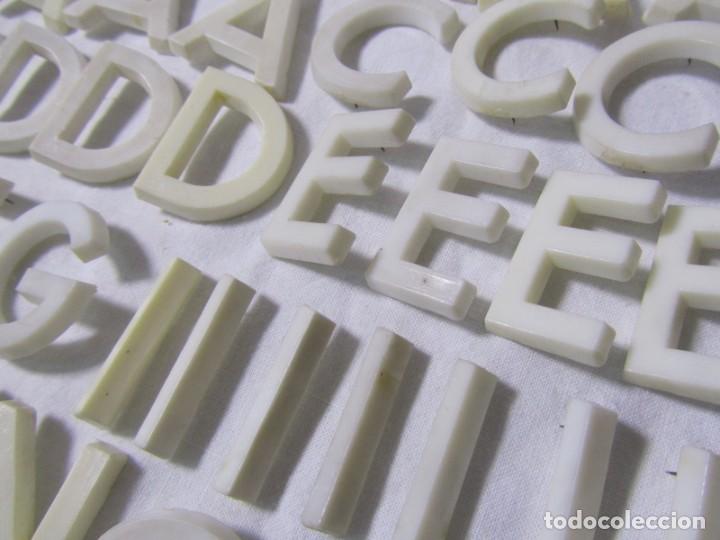 Antig&uuml;edades: Conjunto de letras de pl&aacute;stico para carteles - Foto 7