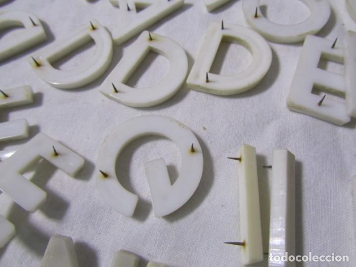 Antig&uuml;edades: Conjunto de letras de pl&aacute;stico para carteles - Foto 8