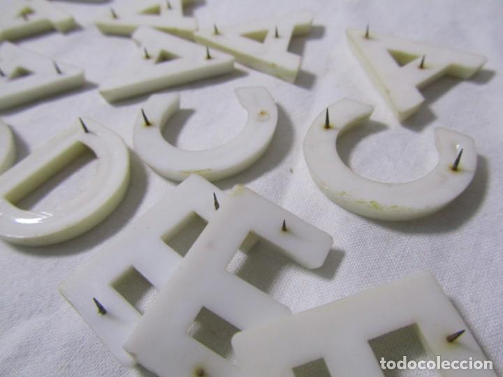Antig&uuml;edades: Conjunto de letras de pl&aacute;stico para carteles - Foto 9