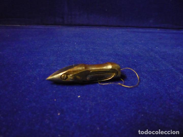 Antig&uuml;edades: CANILLA MAQUINA COSER LANZADERA LARGA - Foto 1