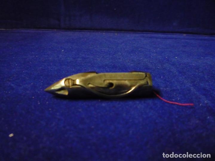 Antig&uuml;edades: CANILLA MAQUINA COSER LANZADERA LARGA - Foto 1