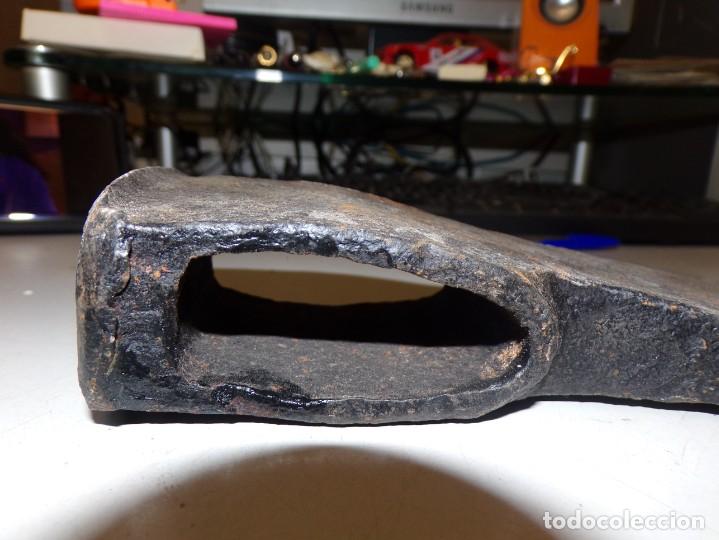 Antig&uuml;edades: ESTAMOS LIQUIDANDO. ANTIGUA HACHA DE HIERRO - Foto 4