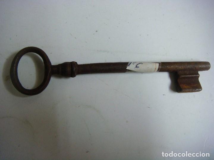 Antig&uuml;edades: LLAVE ANTIGUA DE HIERRO N&ordm;.6 --(&) - Foto 1