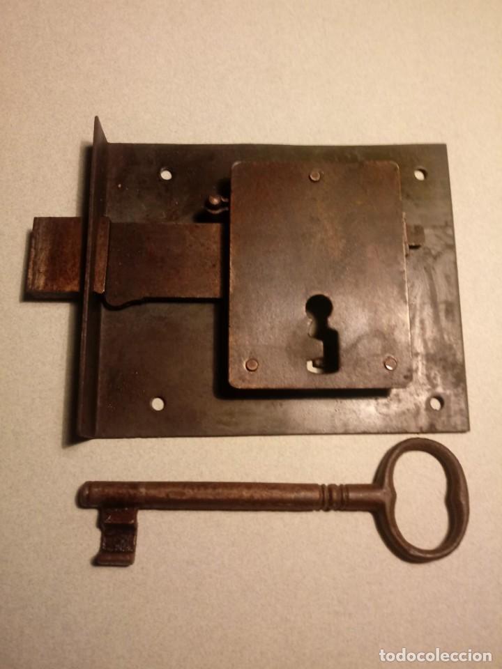 Antig&uuml;edades: Cerradura vintage de bombillo funcional con llave - Foto 1