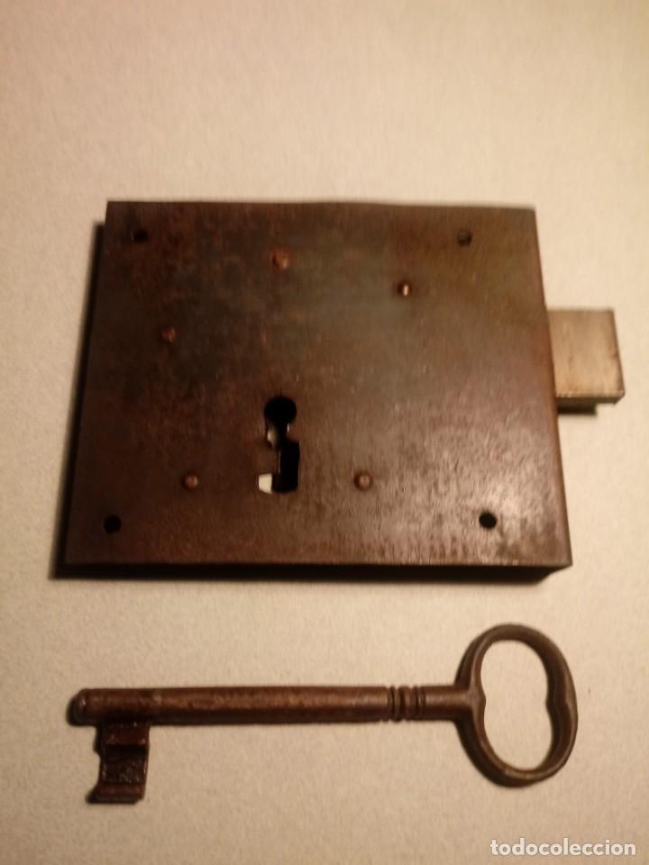 Antig&uuml;edades: Cerradura vintage de bombillo funcional con llave - Foto 2