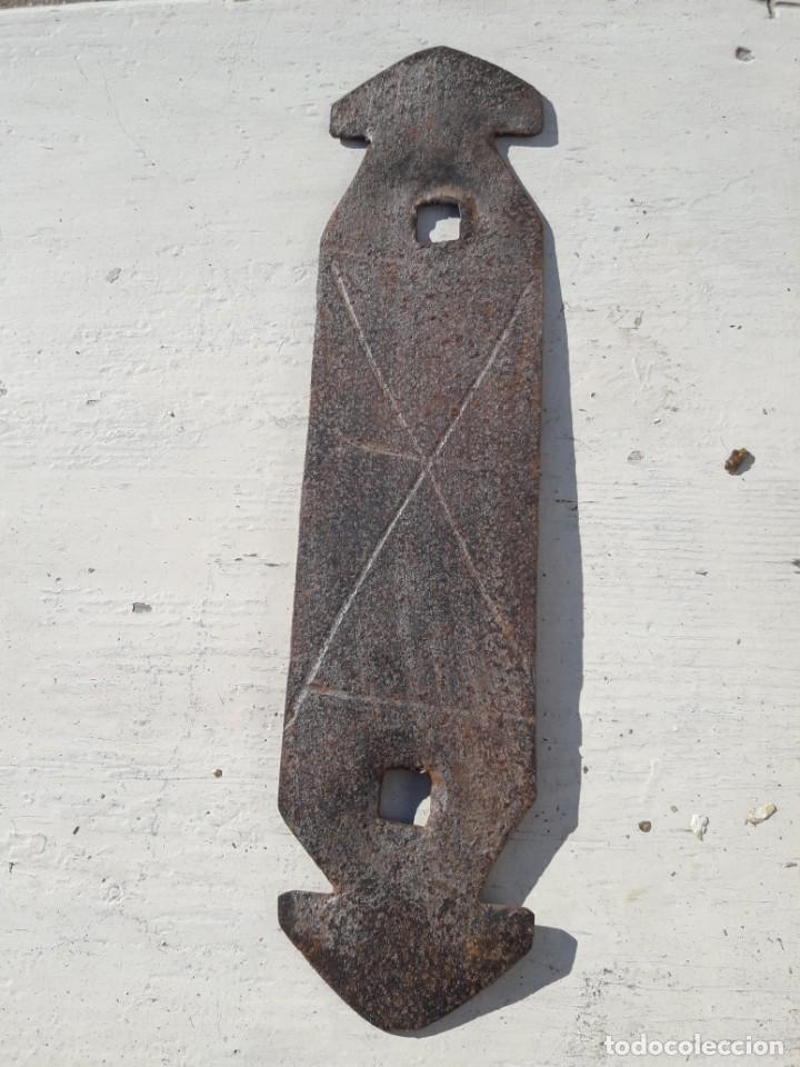 Antig&uuml;edades: Placa de hierro para llamador. - Foto 1