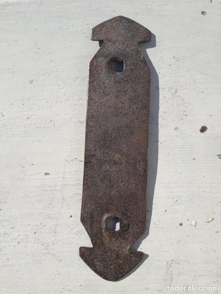 Antig&uuml;edades: Placa de hierro para llamador. - Foto 2