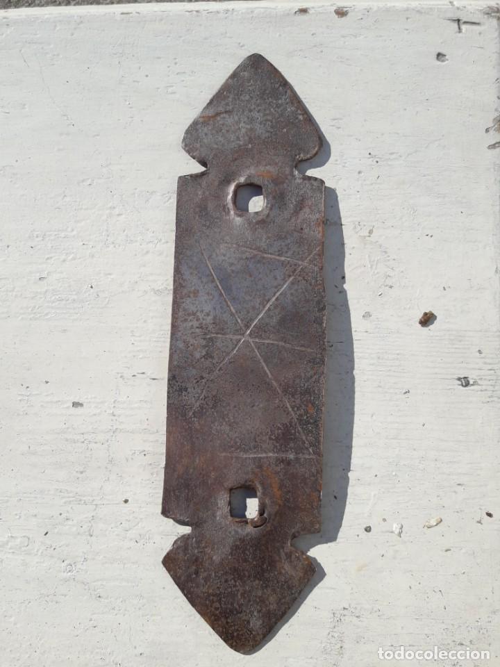 Antig&uuml;edades: Placa de hierro para llamador. - Foto 1