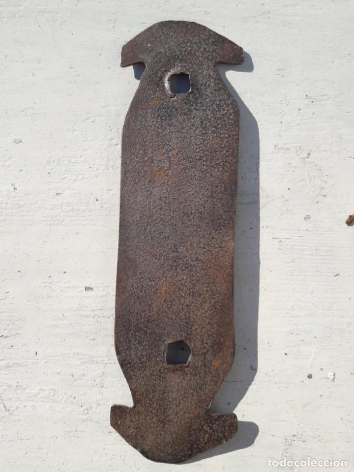 Antig&uuml;edades: Placa de hierro para llamador. - Foto 2