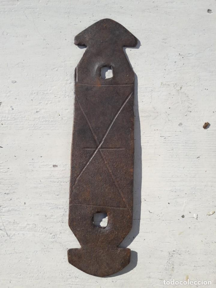 Antig&uuml;edades: Placa de hierro para llamador. - Foto 1