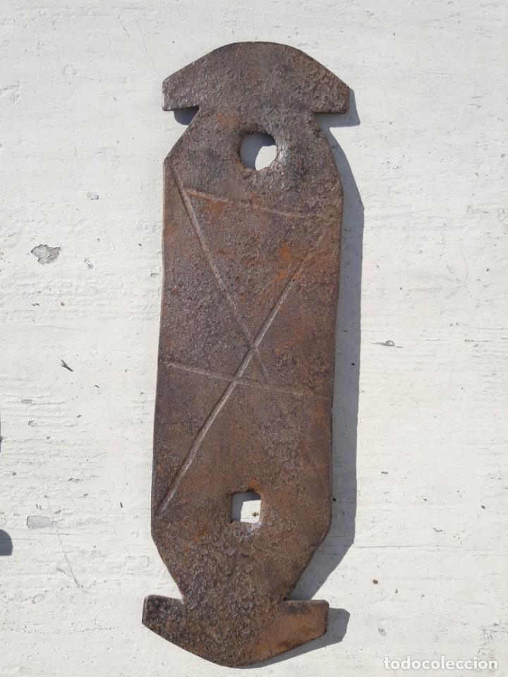 Antig&uuml;edades: Placa de hierro para llamador. - Foto 1