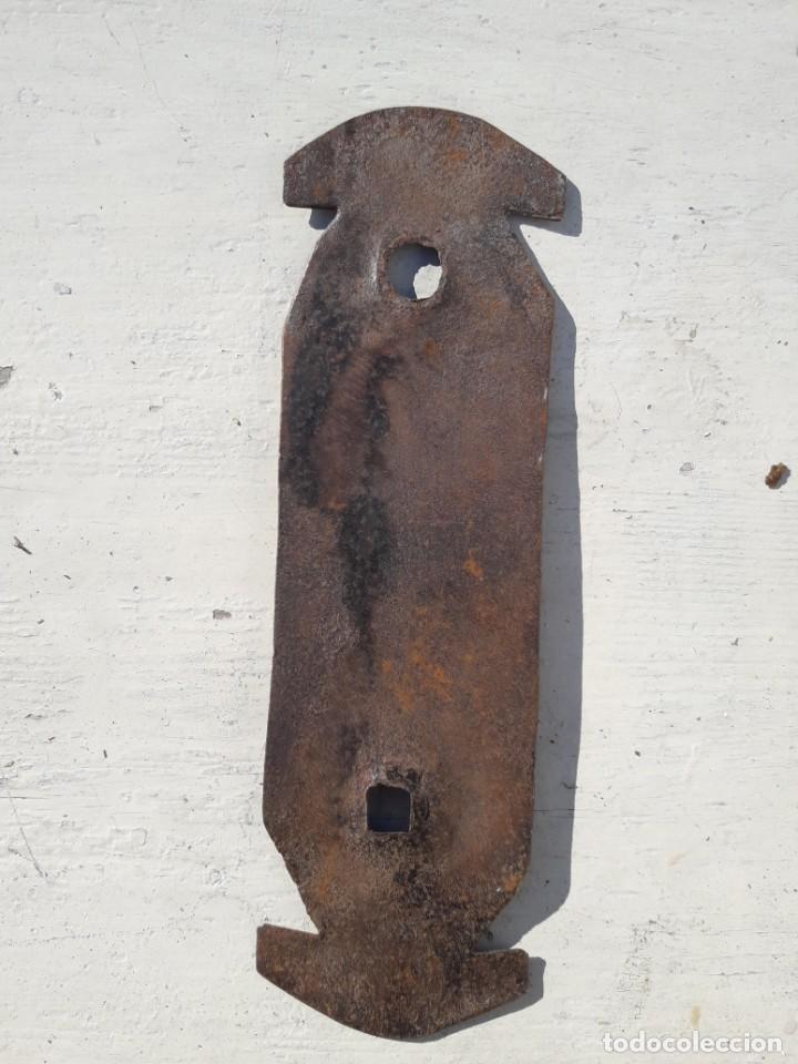 Antig&uuml;edades: Placa de hierro para llamador. - Foto 2