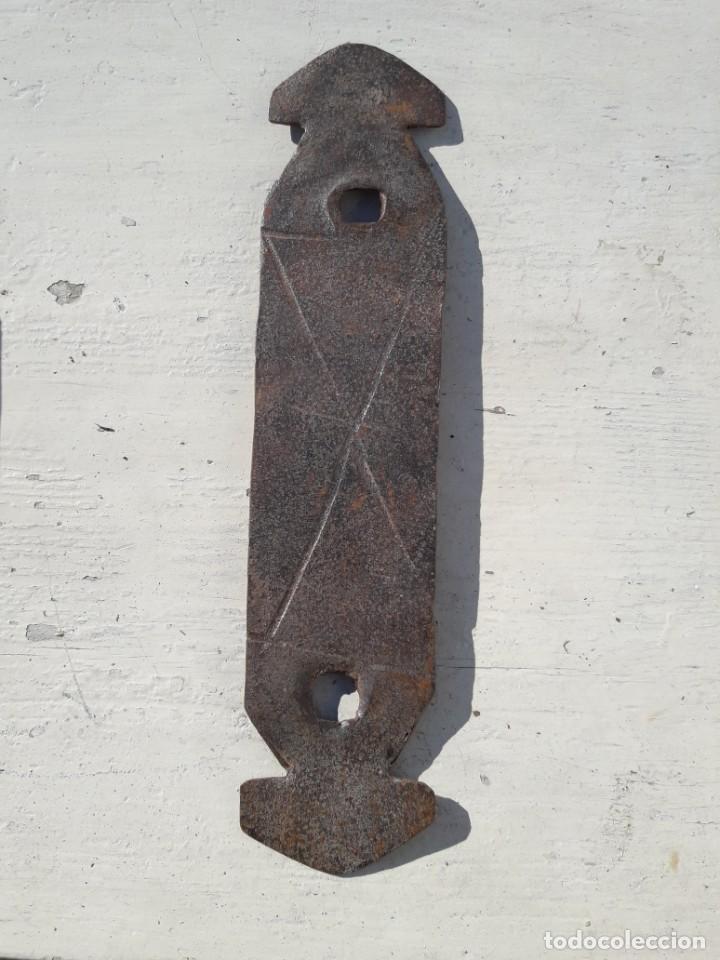 Antig&uuml;edades: Placa de hierro para llamador. - Foto 1