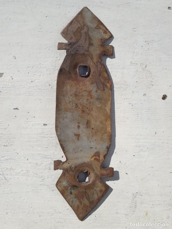 Antig&uuml;edades: Placa de hierro para llamador. - Foto 2