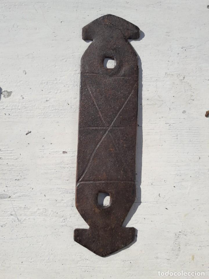 Antig&uuml;edades: Placa de hierro para llamador. - Foto 1