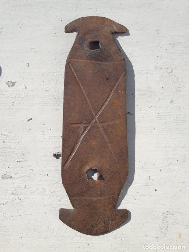 Antig&uuml;edades: Placa de hierro para llamador. - Foto 1