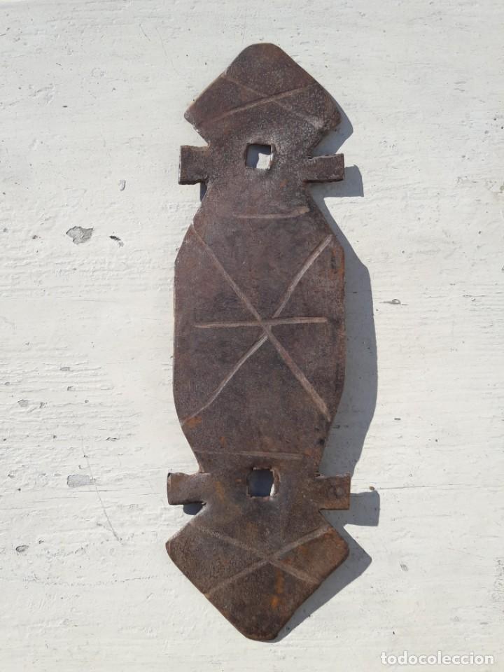 Antig&uuml;edades: Placa de hierro para llamador. - Foto 1