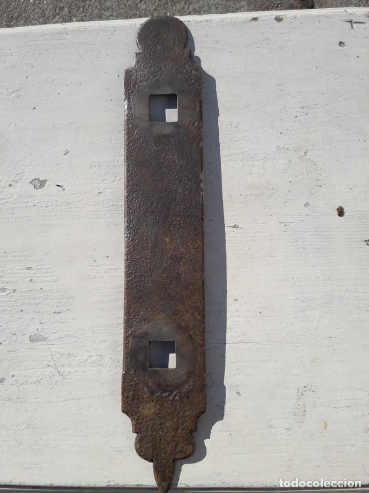 Antig&uuml;edades: Placa de hierro para llamador. - Foto 1