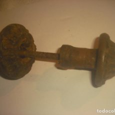 Antigüedades: POMO TIRADOR DE PUERTA DE HIERRO ANTIGUO . 14 CM.