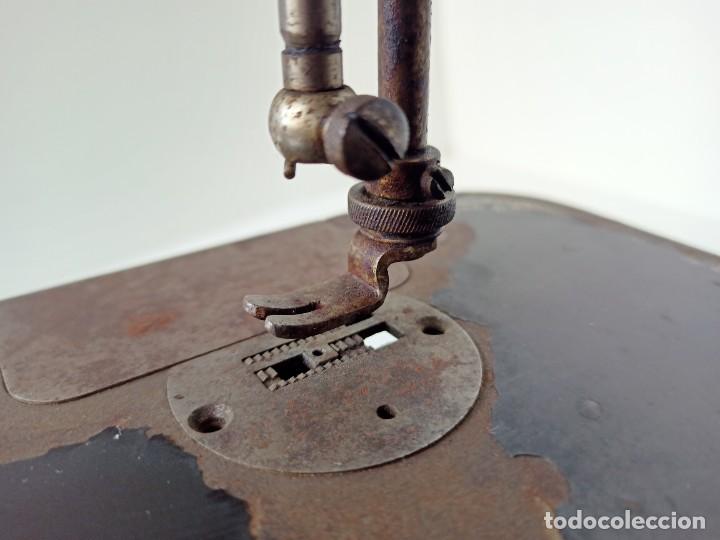 Antig&uuml;edades: Antigua m&aacute;quina de coser Singer - Foto 3