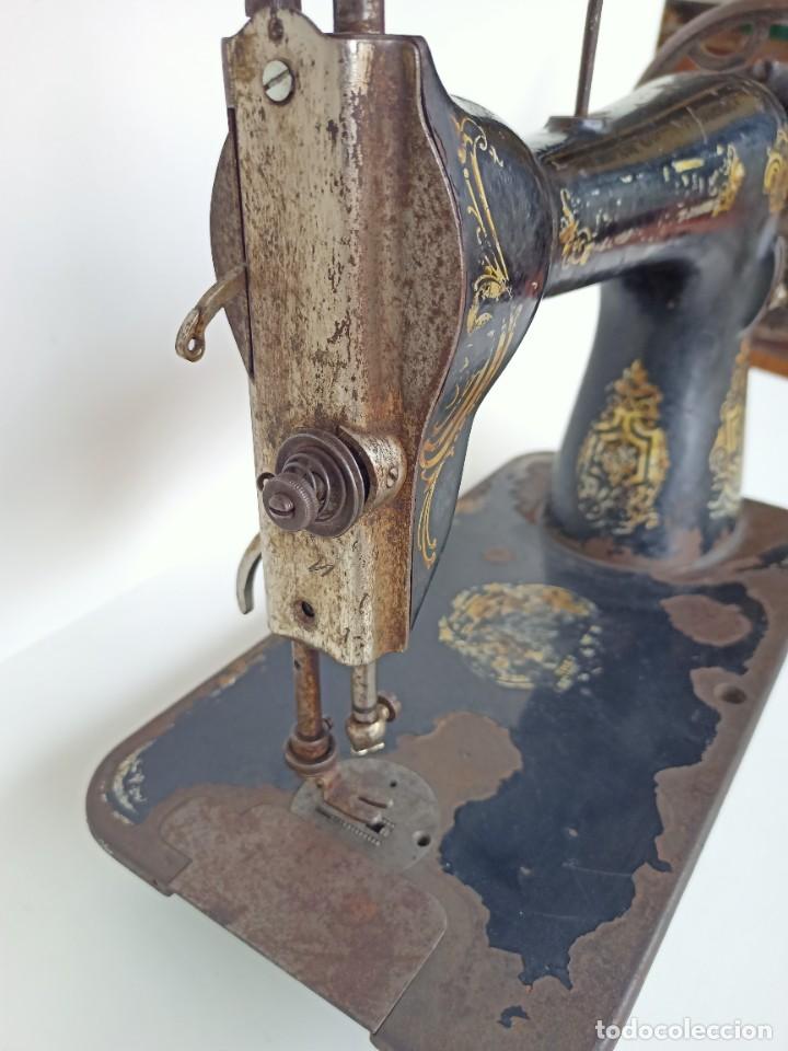 Antig&uuml;edades: Antigua m&aacute;quina de coser Singer - Foto 4