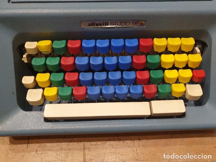 Máquina vintag de escribir de Olivetti Studio 46 con teclado español.